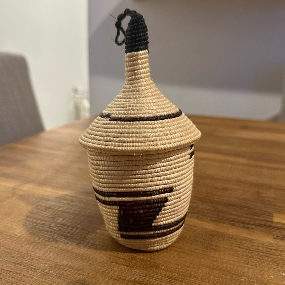 Handmade Rwandan Ageseke Tutsi Basket with Lid